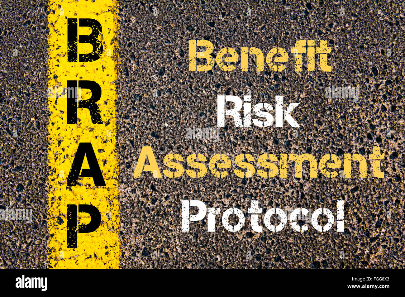 Concetto di immagine del Business acronimo BRAP rischio beneficio protocollo di valutazione scritto oltre la segnaletica stradale vernice gialla linea Foto Stock