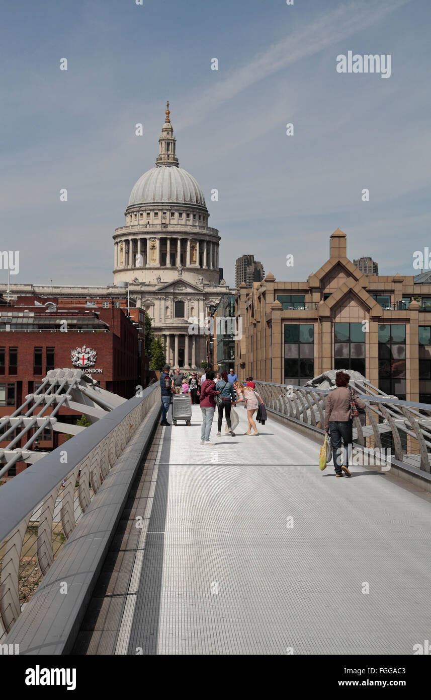 Guardando verso la Cattedrale di St Paul dal Millennium Bridge nella città di Londra, Regno Unito. Foto Stock