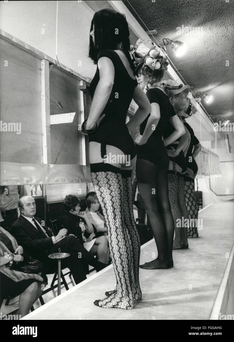 1966 - Quattro belle ragazze che frequentano al ''le più belle gambe'' concorrenza, uno della scena del film ''Gradiva'' diretto dall'attore Giorgio Albertazzi. © Keystone Pictures USA/ZUMAPRESS.com/Alamy Live News Foto Stock