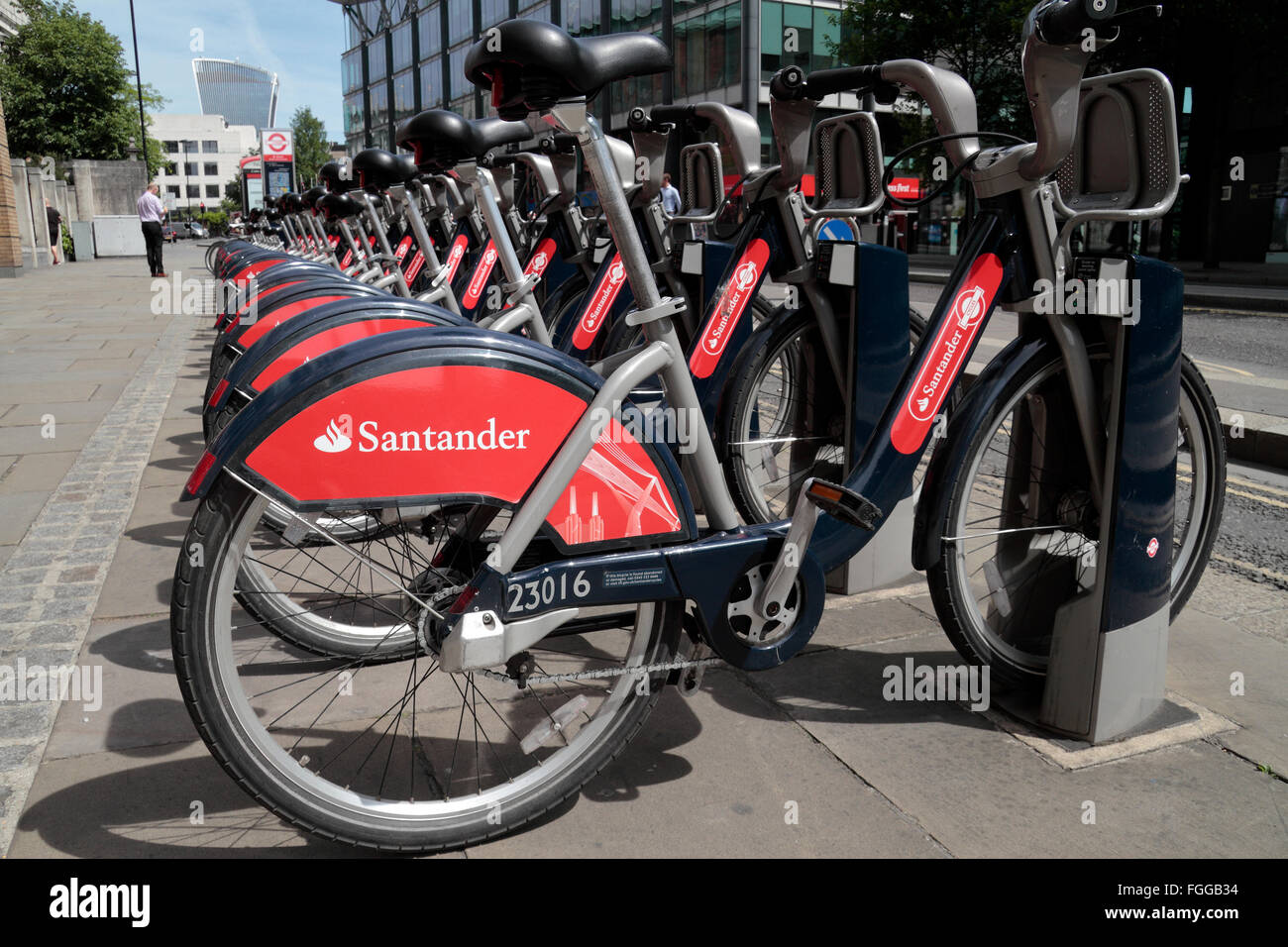 Una linea di biciclette da città sponsorizzato da Santander nella città di Londra, Regno Unito. Foto Stock