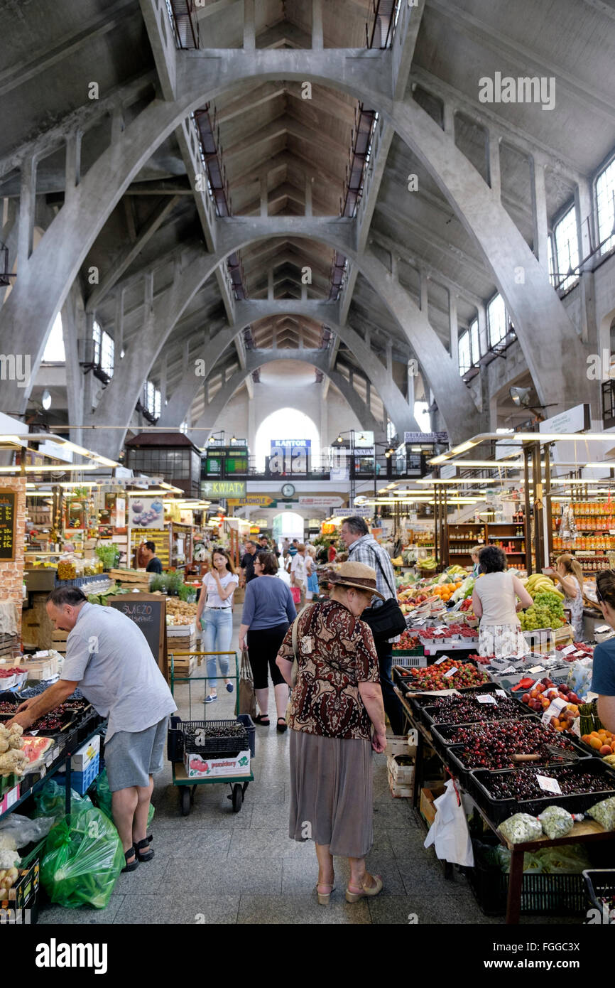 Una signora di shopping per i frutti di Hala Targowa, il famoso mercato coperto a Wrocław, Polonia. Foto Stock