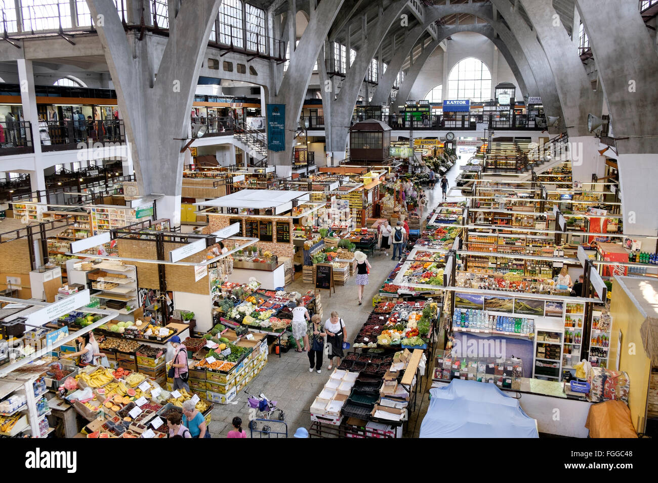 Interno di Hala Targowa, il famoso mercato coperto a Wrocław, Polonia. Foto Stock