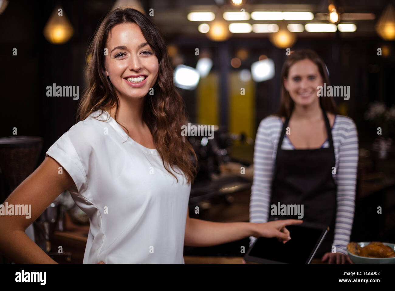 Donna sorridente al bar Foto Stock