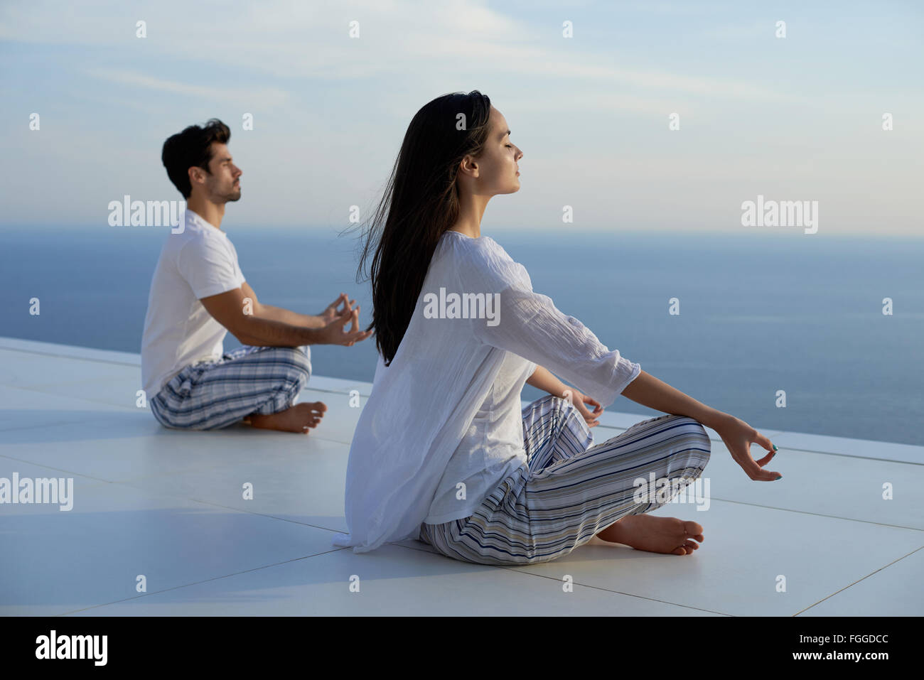 Coppia giovane la pratica dello yoga Foto Stock