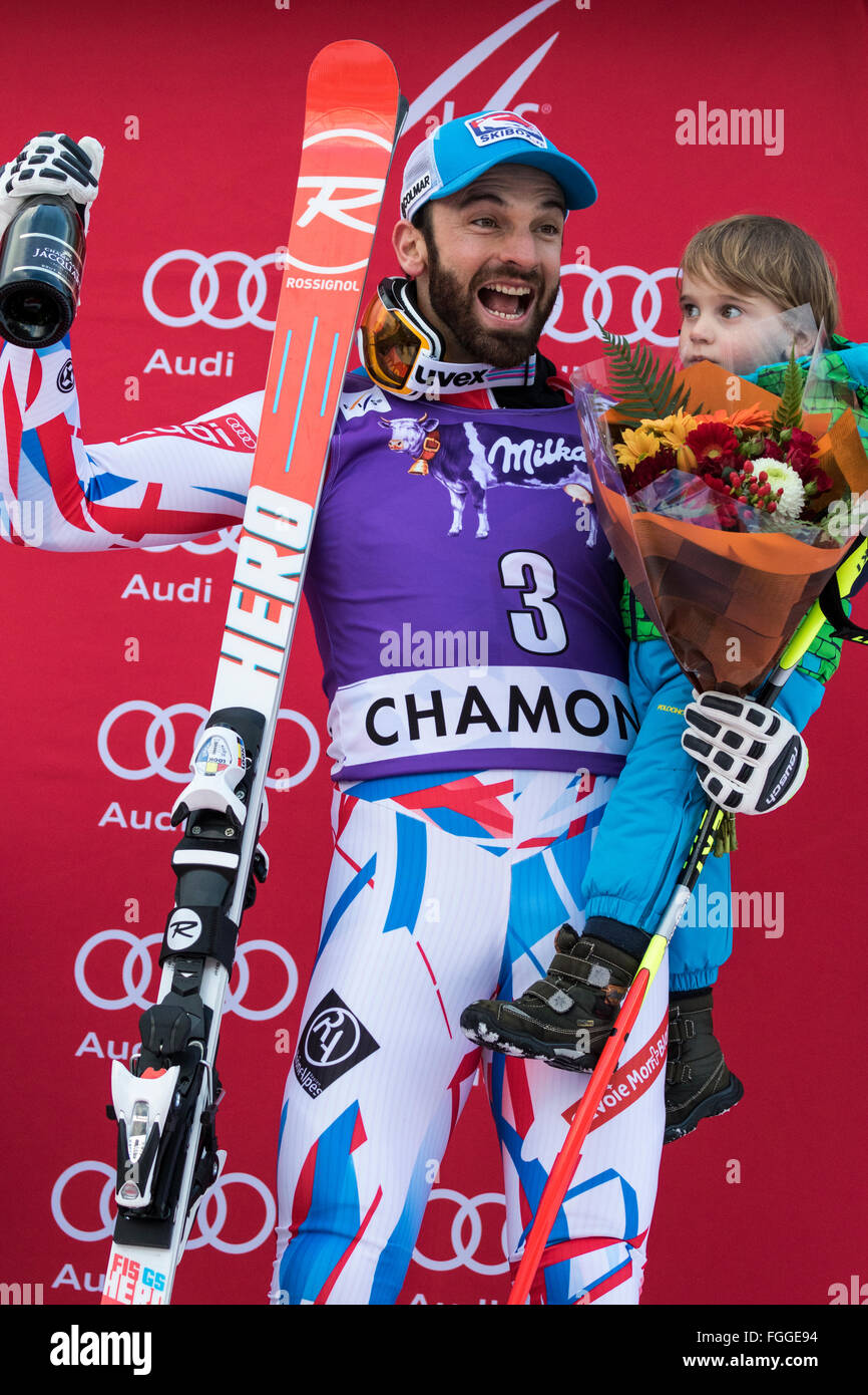 Chamonix, Francia. Il 19 febbraio, 2016. - Thomas Mermillod Blondin - 3 posto sul podio, con suo figlio. Gli uomini alpini del evento combinato (in discesa e slalom maschile) si è conclusa con il tratto in discesa della gara di ieri a causa di condizioni atmosferiche (neve pesante) precedentemente in Chamonix. La gara è iniziata a 15.15h su un corso abbreviato dopo una ulteriore ora di ritardo. Il podio è stato - 1- PINTURAULT Alexis (FRA) 2:13.29 2- PARIS Dominik (ITA) 2:13.56 3-MERMILLOD BLONDIN Thomas (FRA) 2:13. Credito: Genyphyr Novak/Alamy Live News Foto Stock