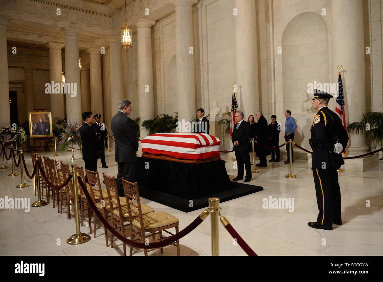 Washington, Distretto di Columbia, Stati Uniti d'America. 19 Feb, 2016. 2/19/16 U.S. La Corte suprema- Washington DC.scrigno della Corte Suprema di Giustizia Antonin Scalia è portato su per i gradini della Corte Suprema ed è posto nella grande sala della Corte suprema in cui egli presenterà in riposo. Migliaia di visitatori attraverso file di pagare i loro punti di vista. Le foto da: - ImageCatcher News © Christy Bowe/Globe foto/ZUMA filo/Alamy Live News Foto Stock