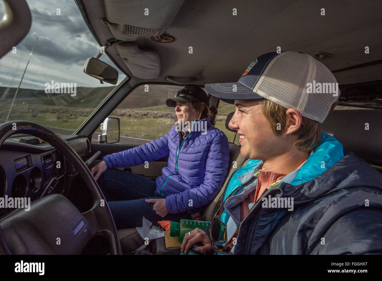 Due donne che viaggiano in un 1990 Toyota Land Cruiser durante un viaggio nel Montana. Foto Stock