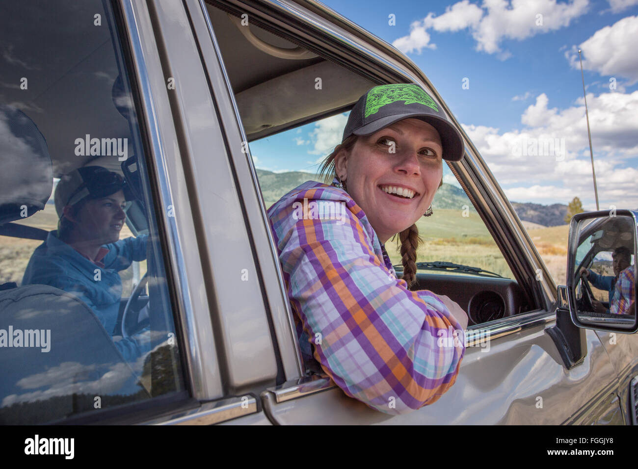 Donna viaggi in un Land Cruiser attraverso Yellowstone Country. Foto Stock