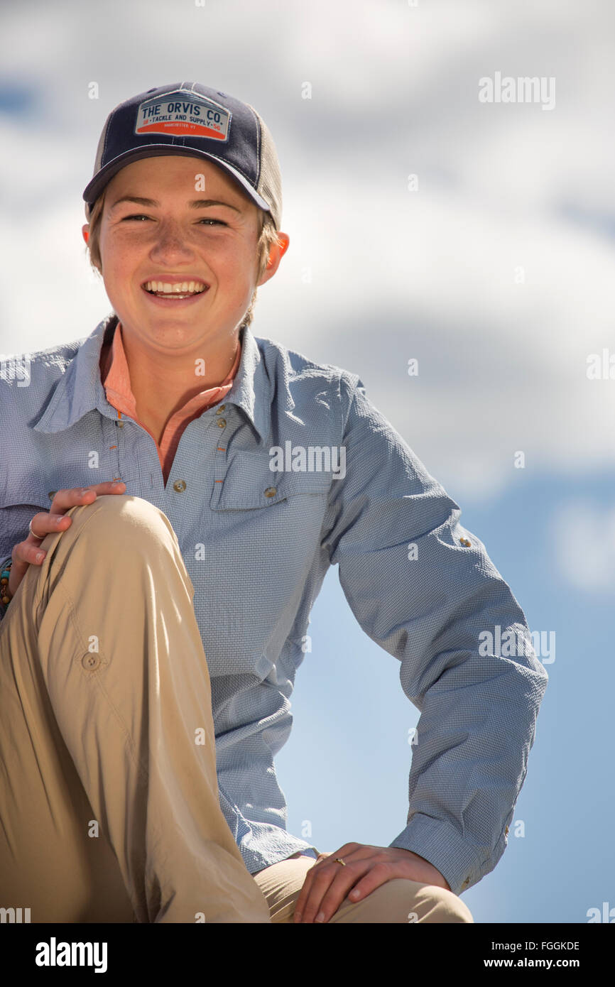 Giovane donna sorrisi durante le escursioni in Occidente. Foto Stock