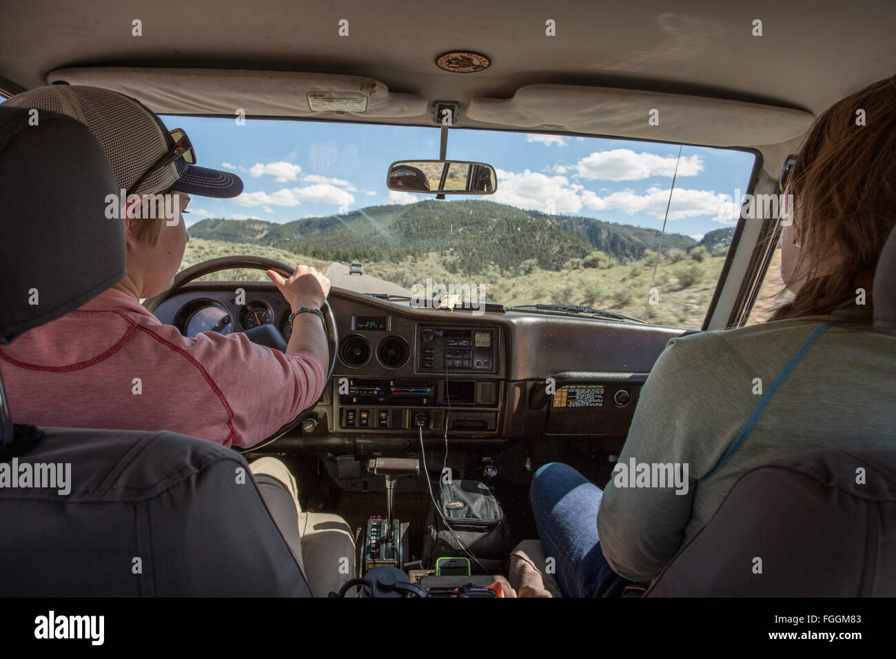 Le donne guidare un Land Cruiser attraverso Yellowstone Country. Foto Stock