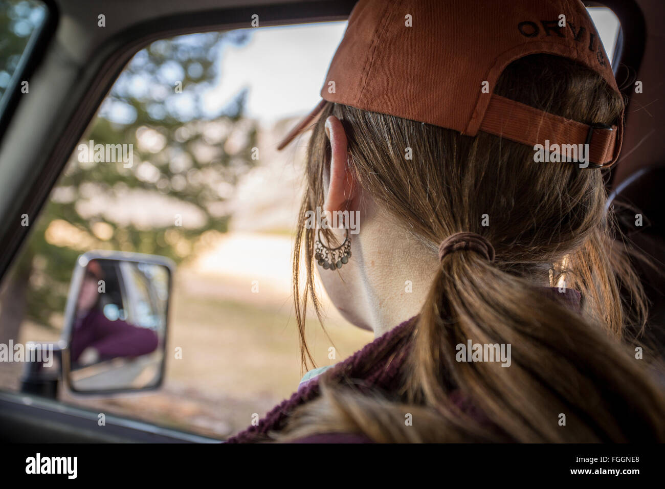 Una donna guarda fuori dalla finestra di un 1990 Toyota Land Cruiser mentre su un esterno di viaggio. Foto Stock
