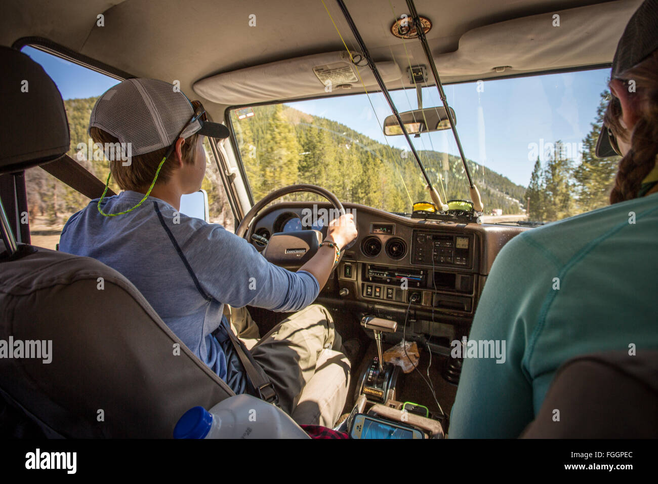Due giovani donne in viaggio un 1900 Land Cruiser attraverso Yellowstone Country. Foto Stock