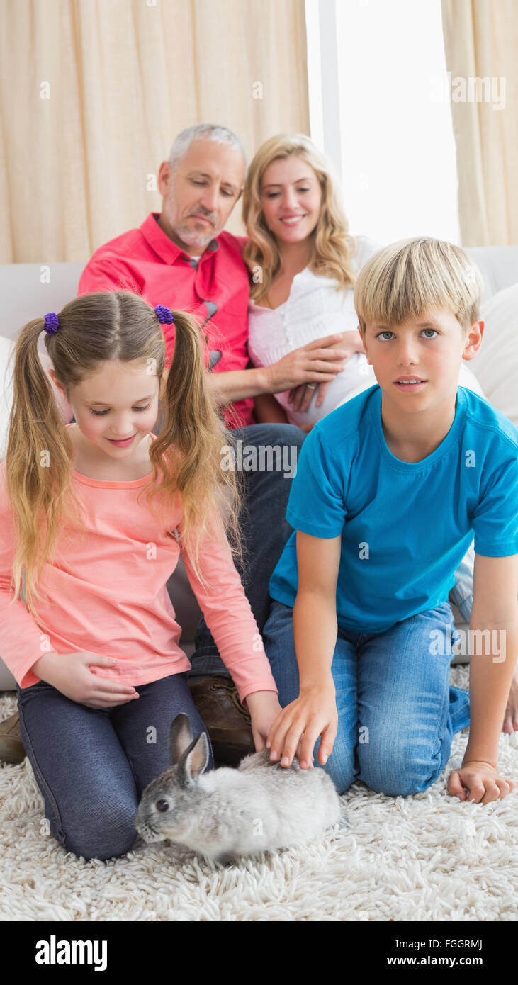 La famiglia felice con il coniglietto Foto Stock