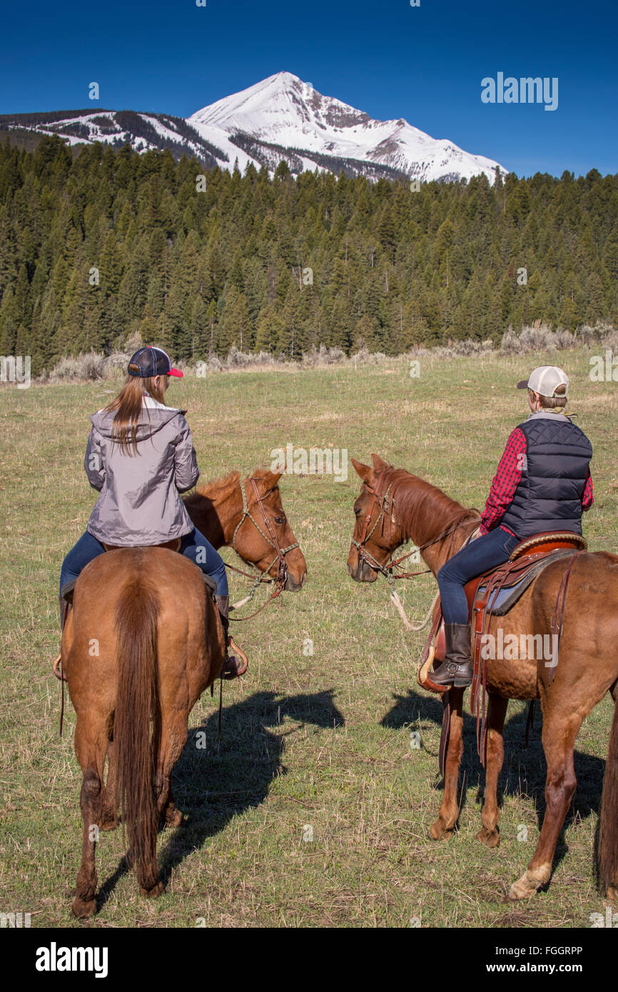 Donne cavalcare cavalli ranch a Montana guest ranch. Foto Stock