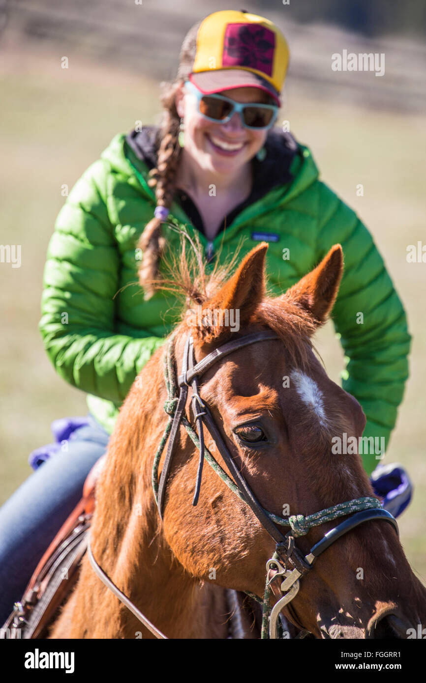 La donna in sella ad un cavallo ranch a Montana guest ranch. Foto Stock