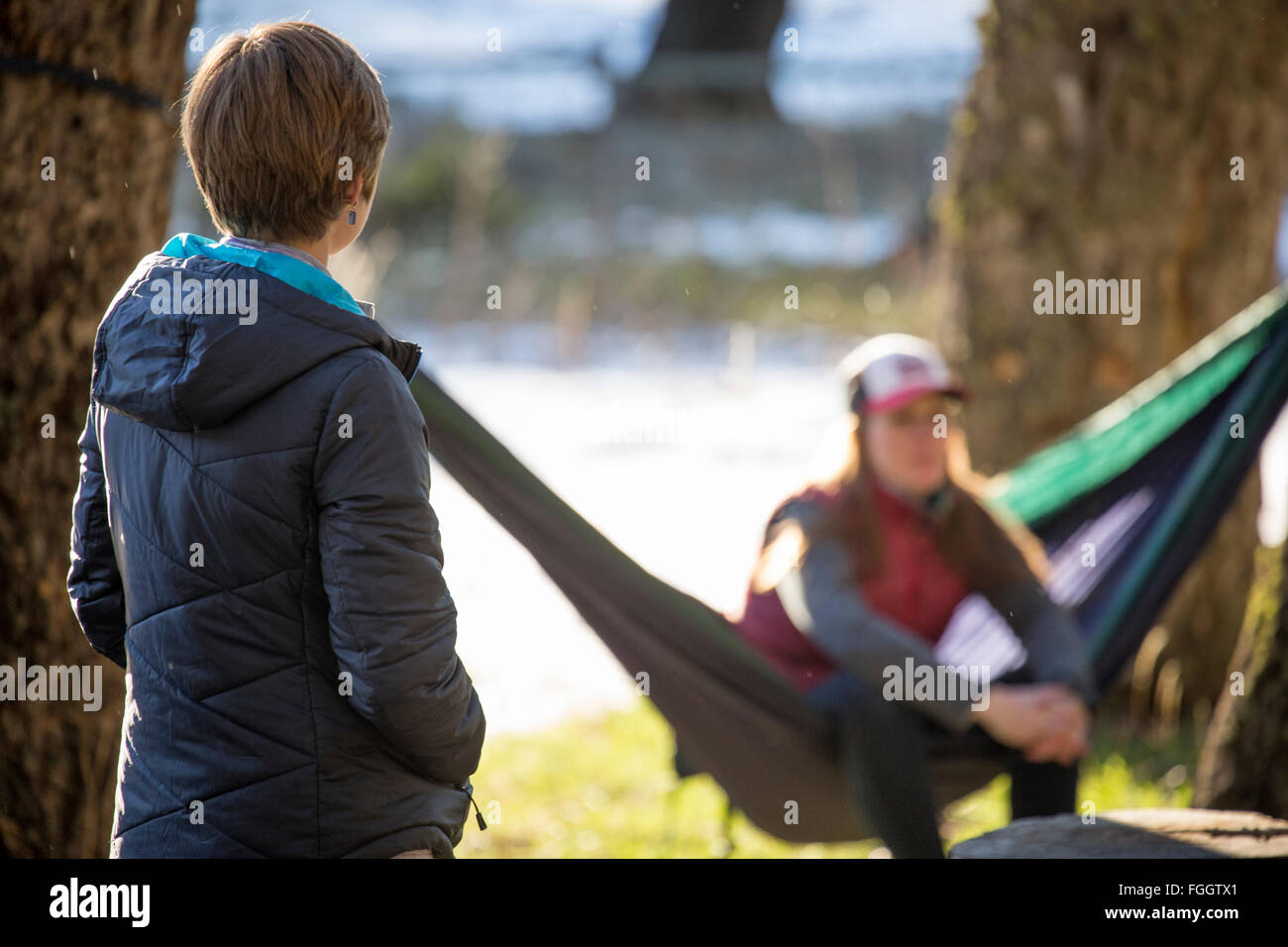 Due donne rilassarsi in un campeggio nel Montana. Foto Stock