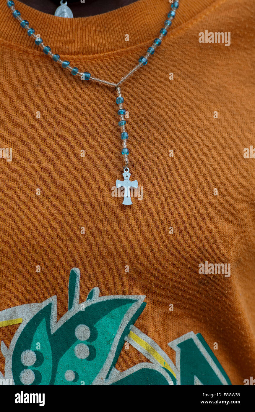 Crocifisso indossato come una collana, Uganda. Foto Stock