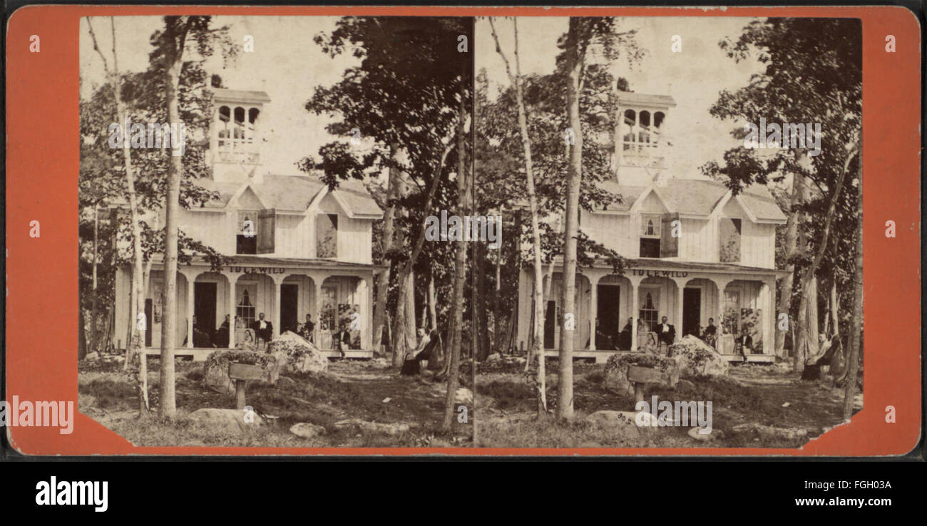 Questa fotografia raffigura la Crossman House, catturata da A. C. McIntyre. L'immagine si concentra sul design architettonico della casa, evidenziando l'esterno e il paesaggio circostante. Foto Stock