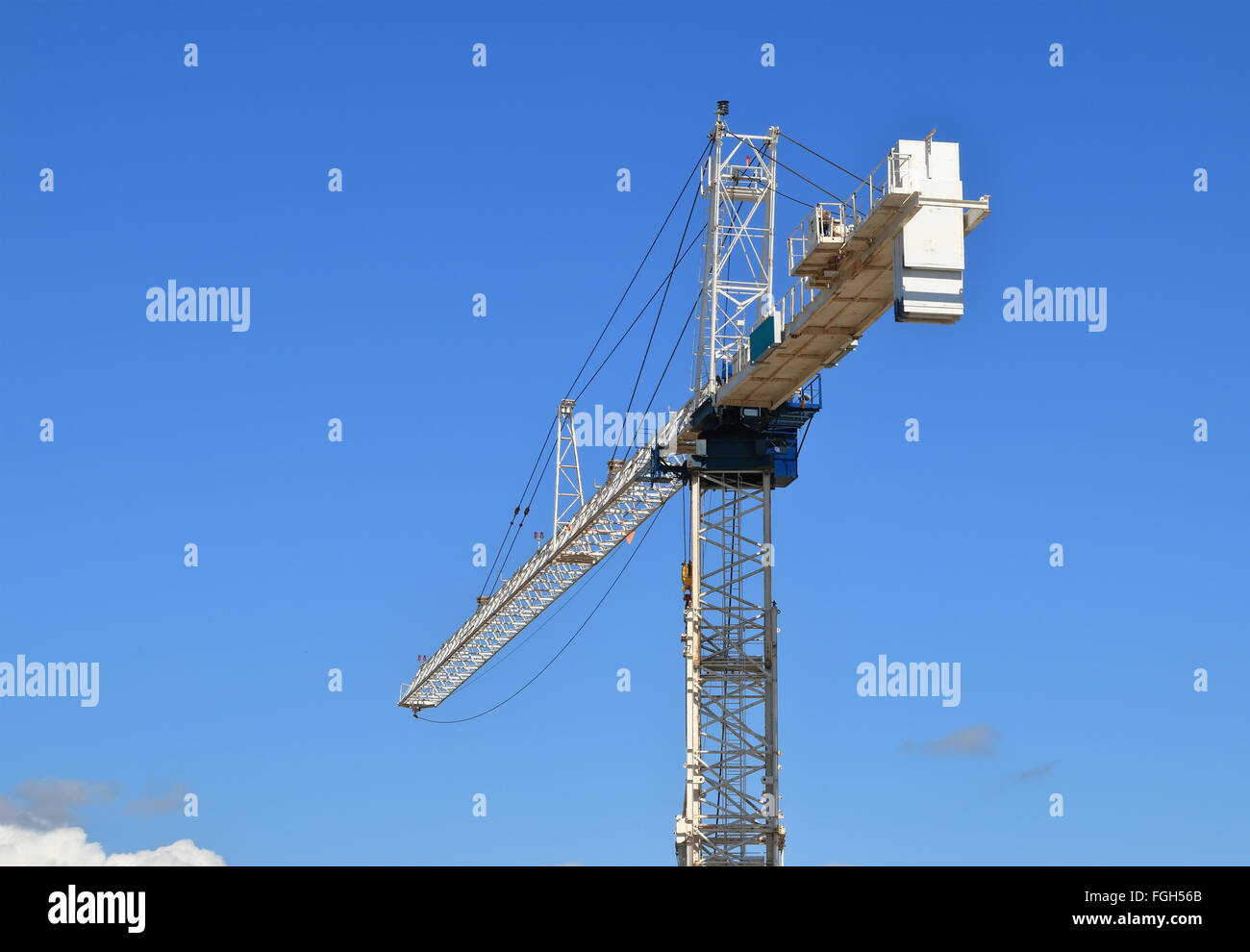 Costruzione bianca gru contro il cielo blu Foto Stock