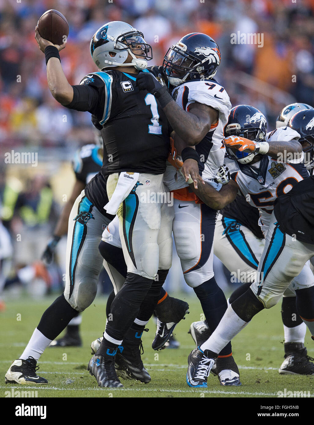 FACE OFF : Febbraio 7, 2016 - Santa Clara, California, Stati Uniti - Carolina Panthers quarterback CAM NEWTON (1) viene pressurizzato da Denver Broncos difensivo fine KENNY ANUNIKE (91) e genera pass incompleto nel secondo trimestre nel Super Bowl 50 a Levi's Stadium. (Credito Immagine: © Paul Kitagaki Jr/Sacramento Bee via ZUMA filo) Foto Stock