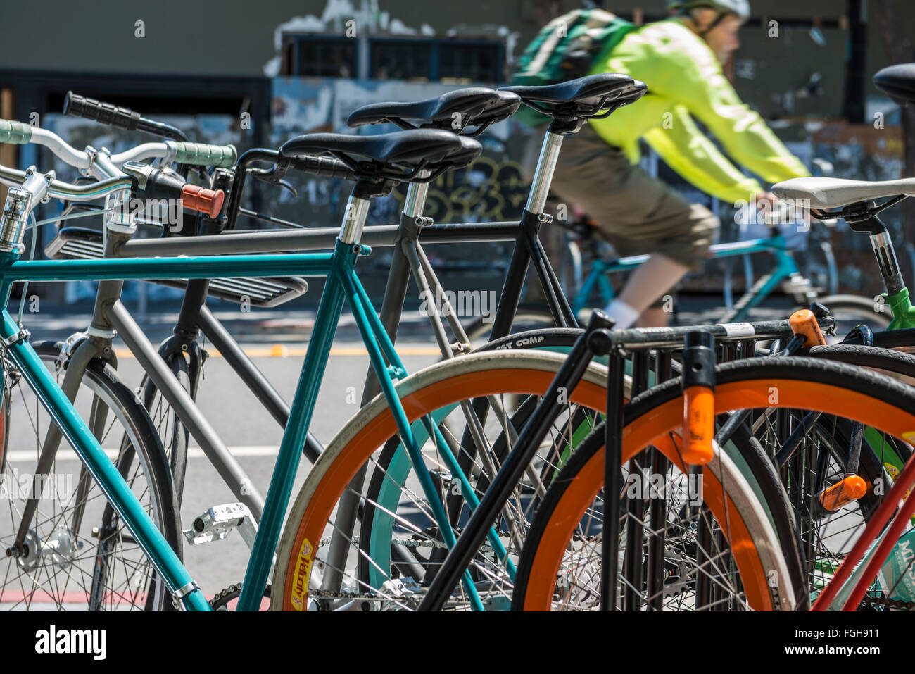 Ingranaggio fisso di biciclette in un portabiciclette. Foto Stock