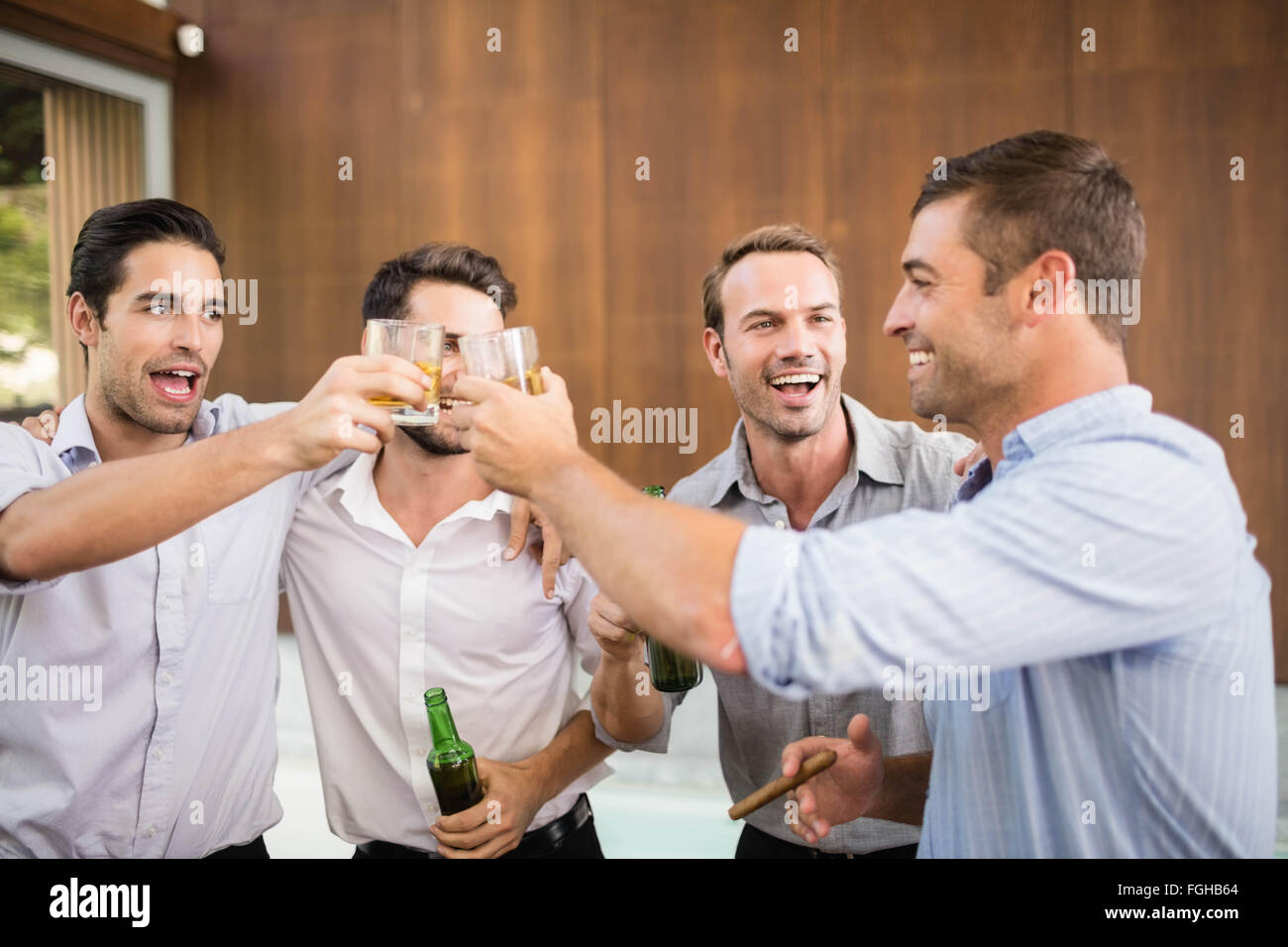 Un gruppo di giovani uomini avente le bevande Foto Stock