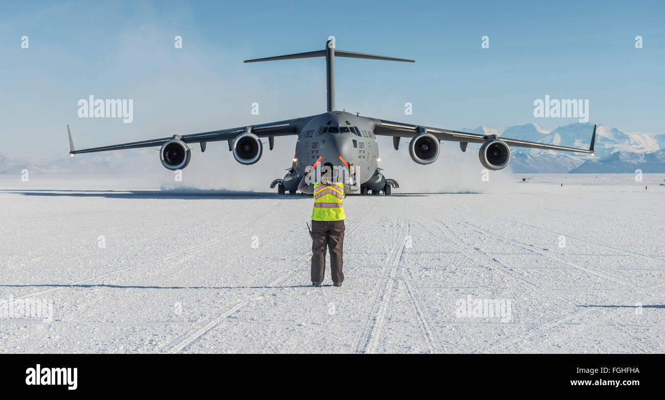 Il USAF C17 il trasporto aereo atterra su McMurdo Ice Shelf. Foto Stock