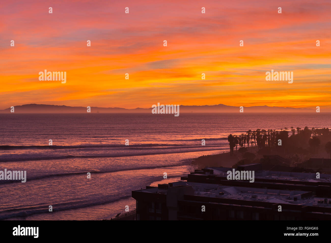 Orange oceano pacifico tramonto a Ventura, California. Foto Stock