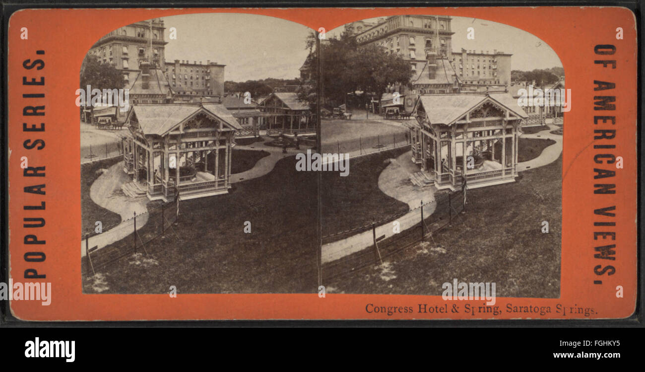 Questa vista stereoscopica dalla collezione Robert N. Dennis cattura il Congress Hotel and Spring a Saratoga Springs, un famoso centro benessere noto per le sue sorgenti minerali. Foto Stock