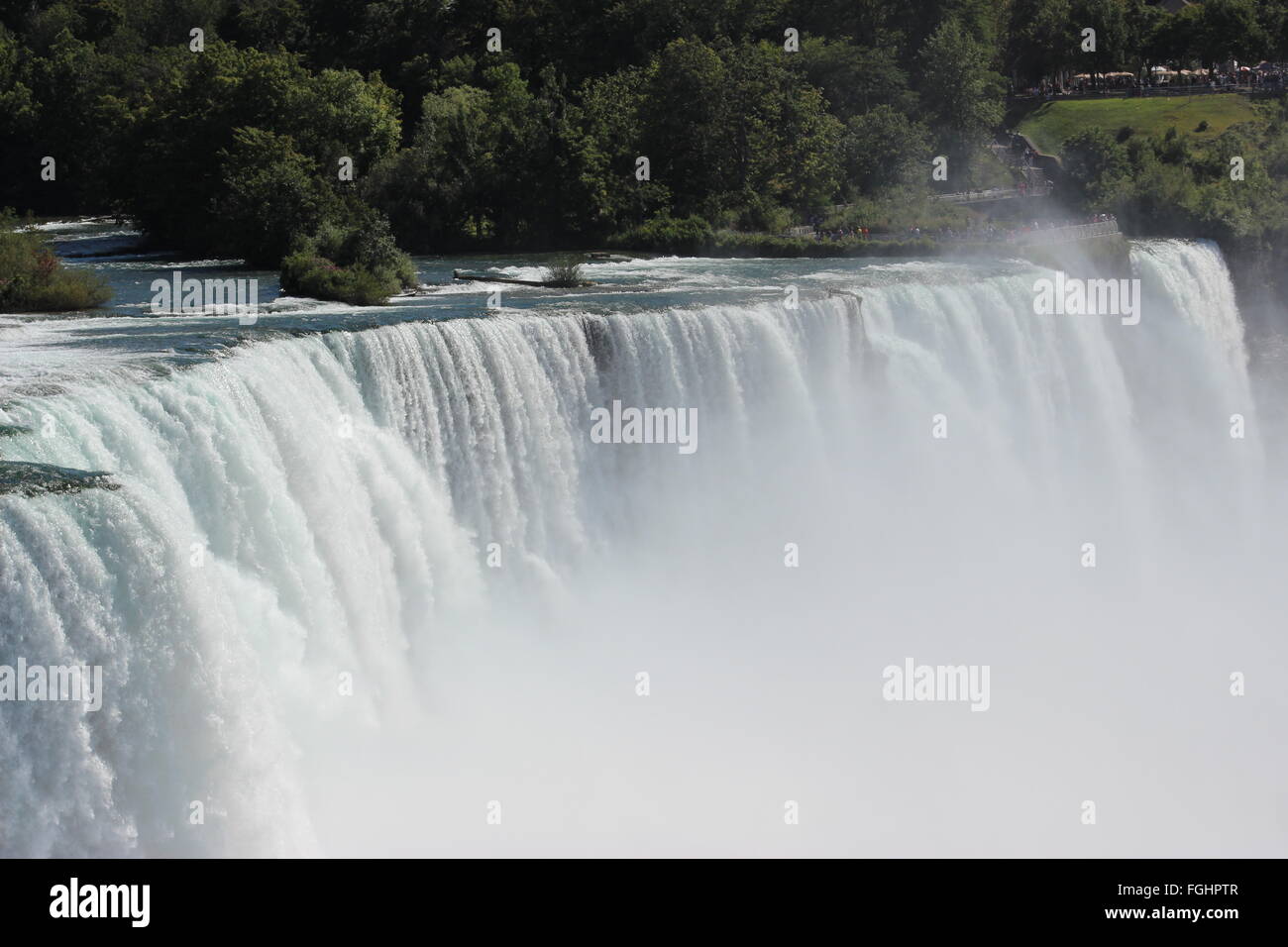 Fiume Niagara acqua schiantarsi giù dalle rocce creazione di nebbia e sfondo nebbioso Foto Stock