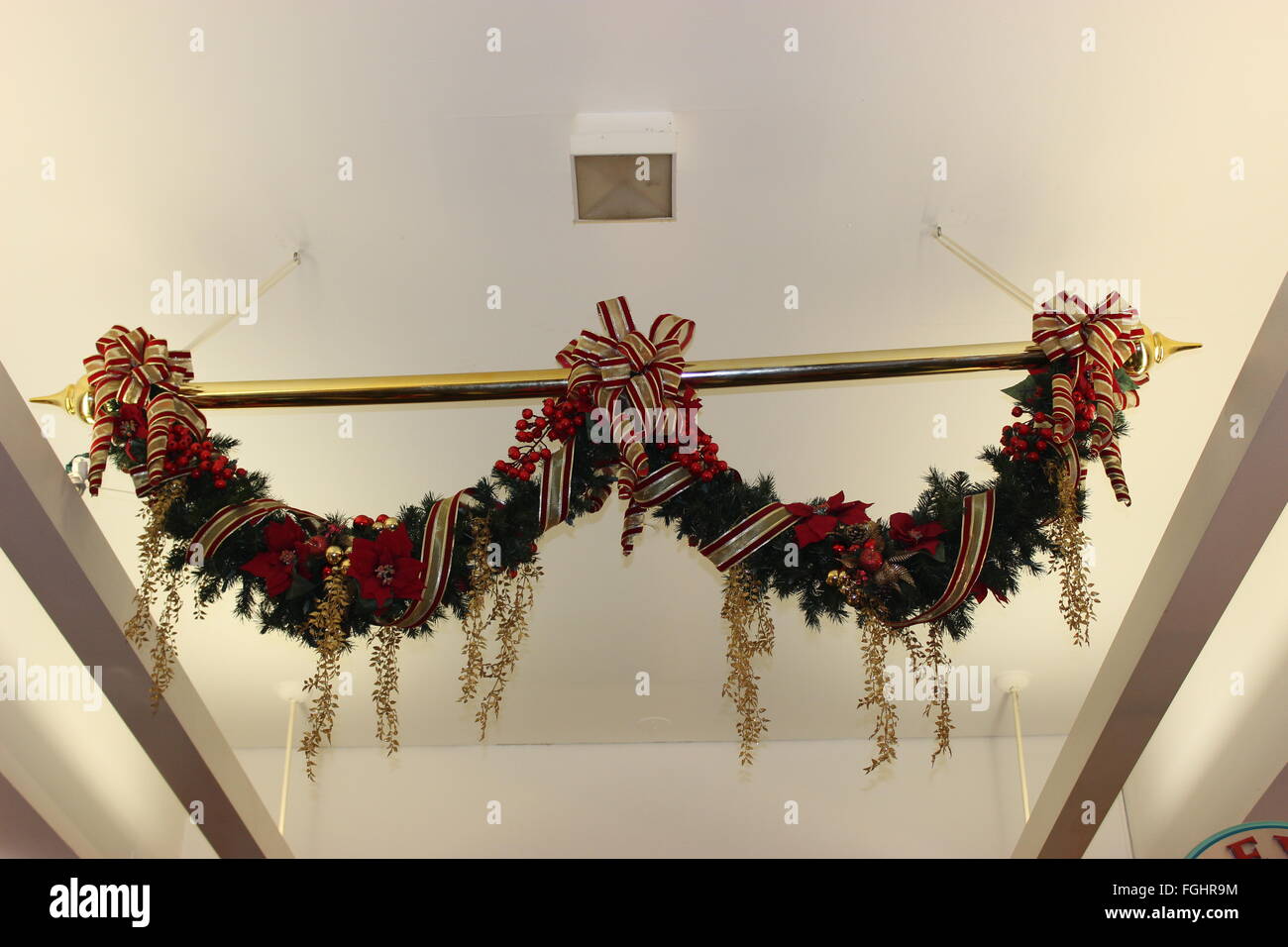 Appendere decorazione di Natale presso il Mercato di Quincy Boston, Stati Uniti d'America Foto Stock