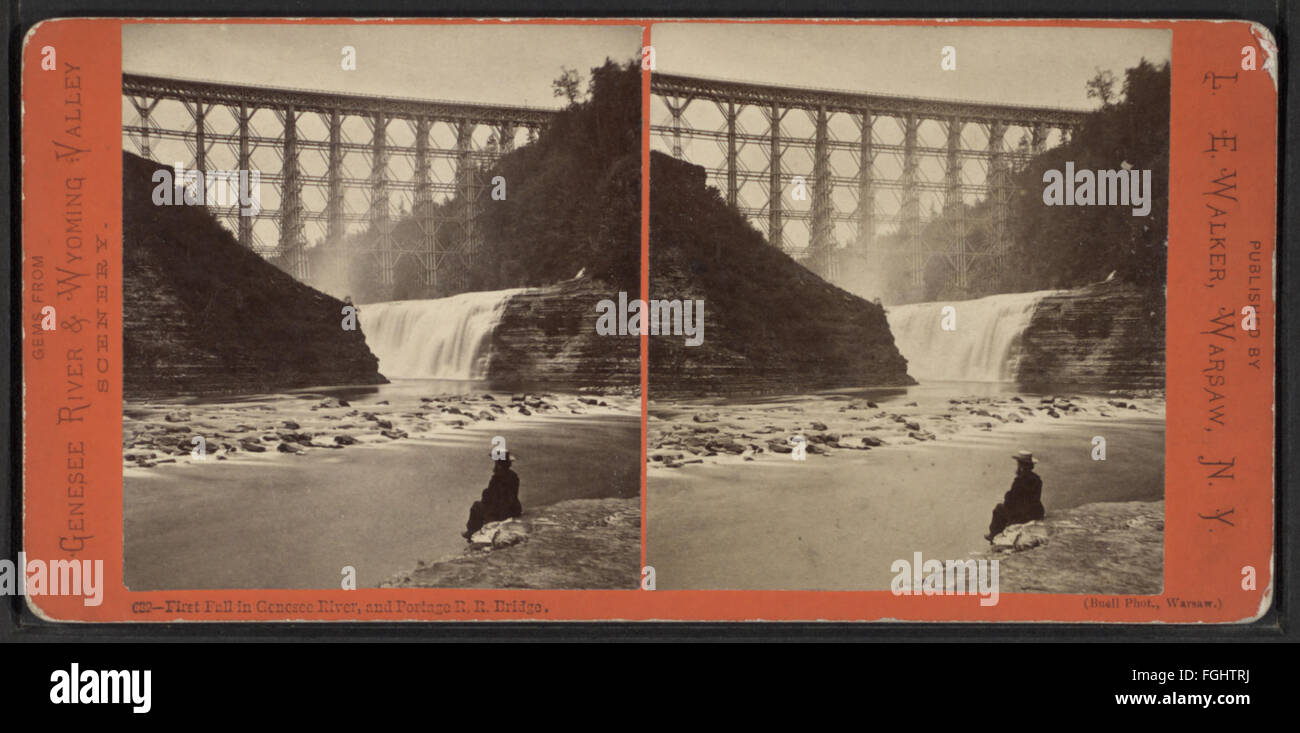 Una vista stereoscopica dalla collezione Robert N. Dennis che mostra la prima caduta nel fiume Genesee insieme al Portage Railroad Bridge, catturando sia gli elementi naturali che gli elementi ingegneristici della scena. Foto Stock