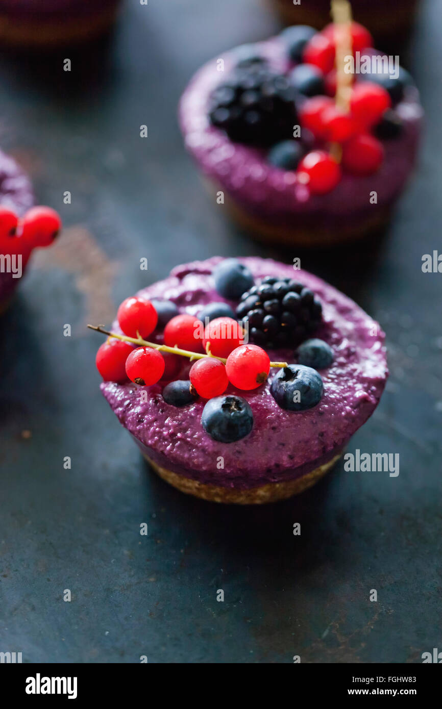 Vegan raw crostate di Berry su sfondo nero Foto Stock