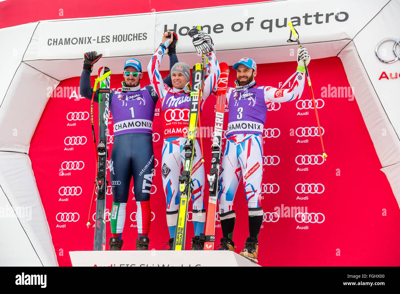 Chamonix, Francia. Il 19 febbraio, 2016. Il podio di uomini della Alpine evento combinato (in discesa e slalom maschile). La gara si è conclusa con il tratto in discesa della gara di ieri a causa di condizioni atmosferiche (neve pesante) precedentemente in Chamonix. La gara è iniziata a 15.15h su un corso abbreviato dopo una ulteriore ora di ritardo. Il team francese sciatore Alex PINTERAULT ha vinto l'evento. Il podio è stato - 1- PINTURAULT Alexis (FRA) 2:13.29 (centro) 2- PARIS Dominik (ITA) 2:13.56 (L) 3-MERMILLOD BLONDIN Thomas (FRA) 2:13,86 (R) Credito: Genyphyr Novak/Alamy Live News Foto Stock
