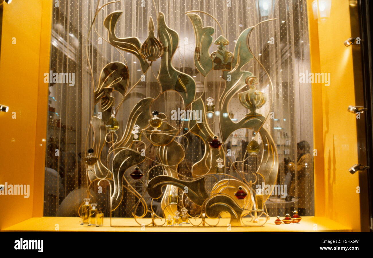 AJAXNETPHOTO. Parigi, Francia. - SHOPPING - GUERLAIN PARFUMEUR WINDOW DISPLAY Rue Faubourg Saint Honoré. Foto:JONATHAN EASTLAND/AJAX REF:402829 Foto Stock