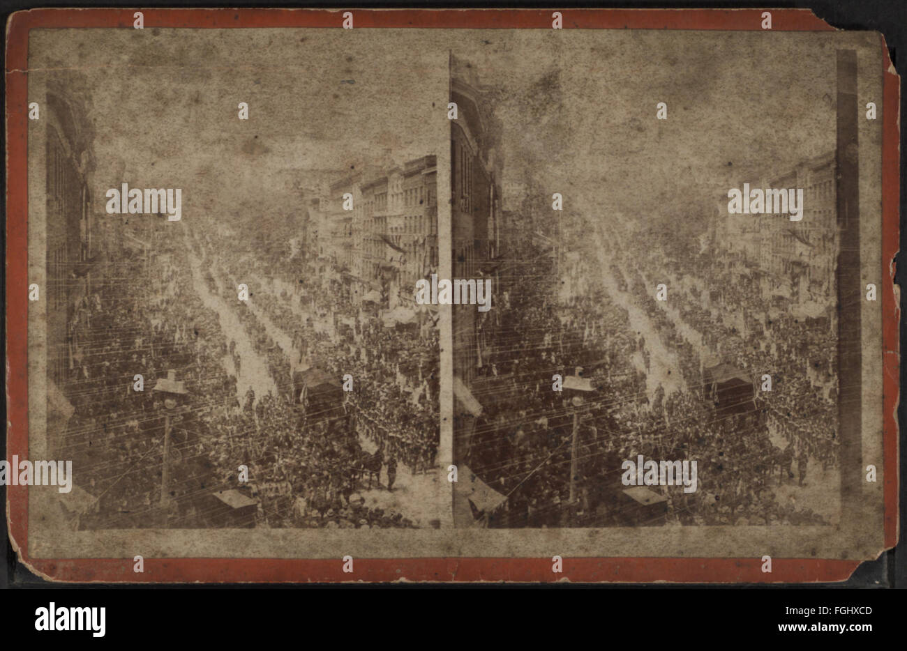 Questa fotografia stereoscopica, parte della collezione Robert N. Dennis, raffigura la processione funebre del generale Ulysses S. Grant su State Street ad Albany, New York. L'immagine cattura l'evento pubblico con grande dettaglio. Foto Stock