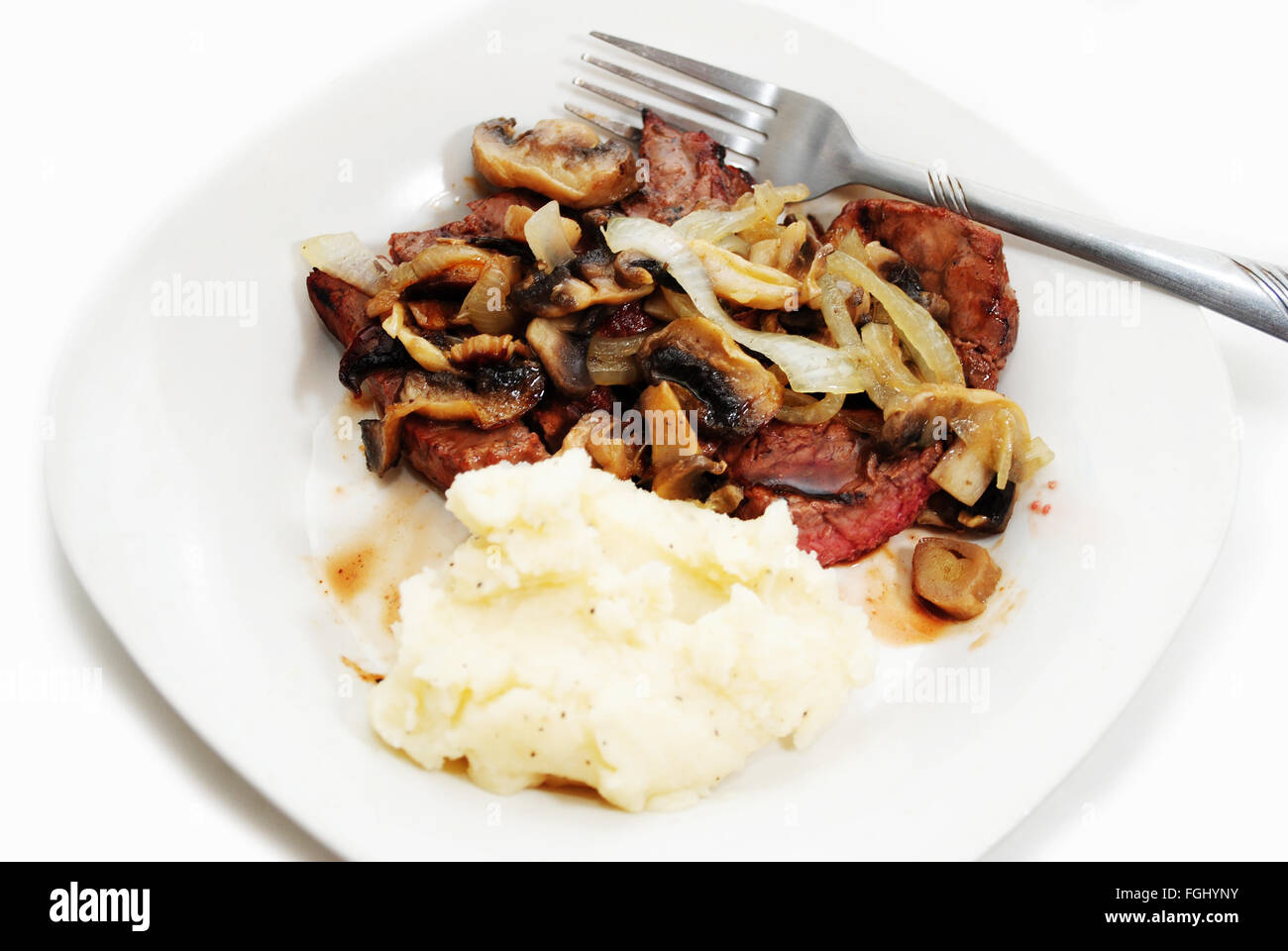 Bistecca con i funghi e le cipolle con purè di patate Foto Stock