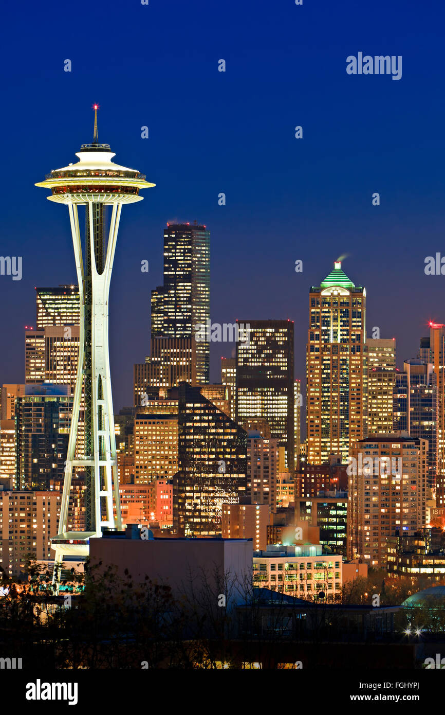 Illuminata skyline di Seattle nello Stato di Washington, USA al crepuscolo in una fredda giornata invernale Foto Stock