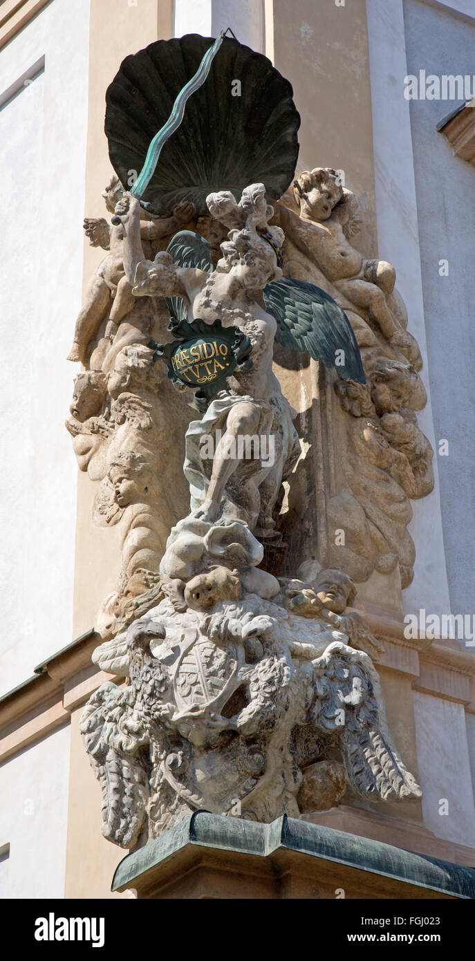 Praga, Repubblica Ceca, Settembre 12, 2010: San Michele statua barocca sulla facciata della casa nel quartiere piccolo. Foto Stock