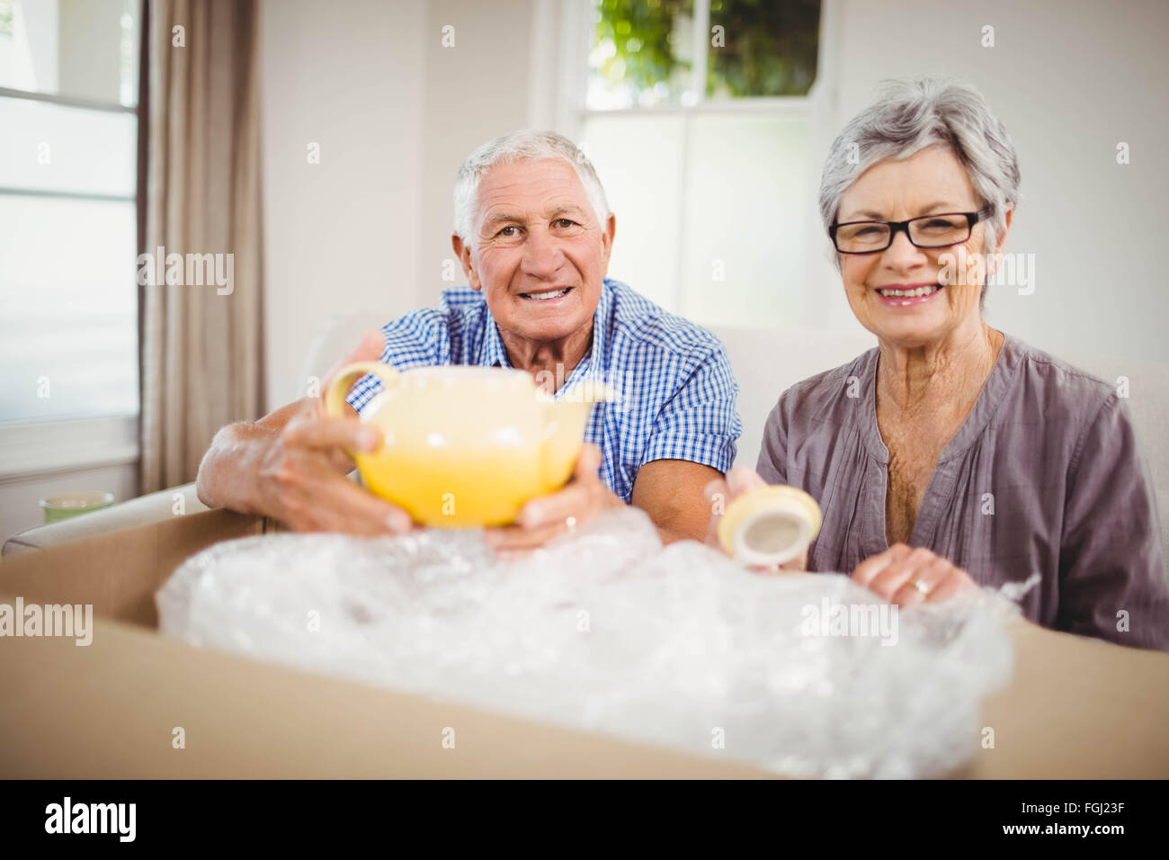 Coppia senior disimballaggio di una scatola di cartone Foto Stock