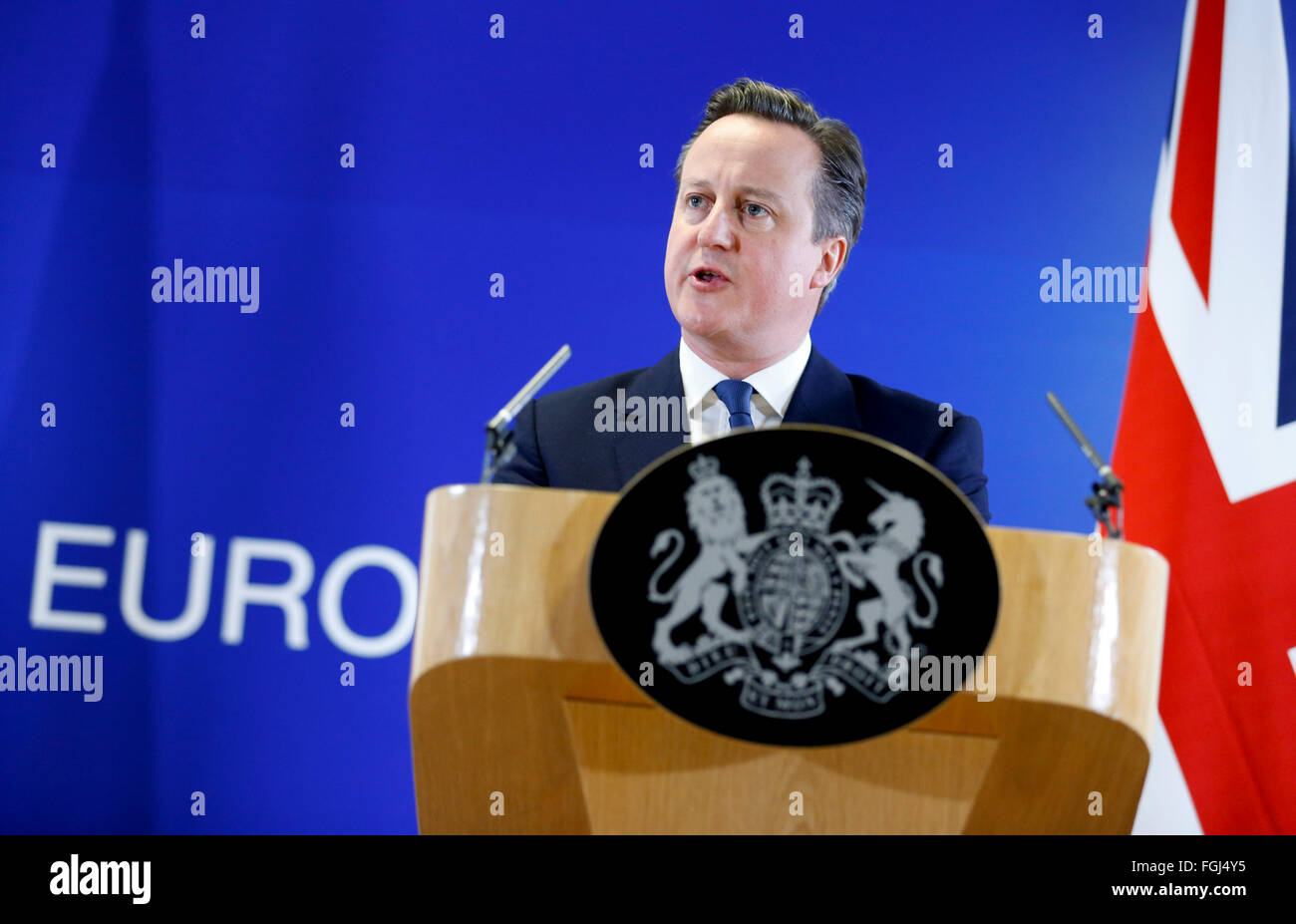 Bruxelles. 19 Feb, 2016. Primo Ministro britannico David Cameron risolve una conferenza stampa alla fine di una straordinaria due giorni di summit UE in occasione del Consiglio europeo di Bruxelles, Belgio, Feb.19, 2016. I leader europei il venerdì notte ha raggiunto un accordo sul primo ministro britannico David Cameron riforme della maratona dopo i colloqui, il Presidente del Consiglio europeo Donald Tusk twitter. Credito: Voi Pingfan/Xinhua/Alamy Live News Foto Stock