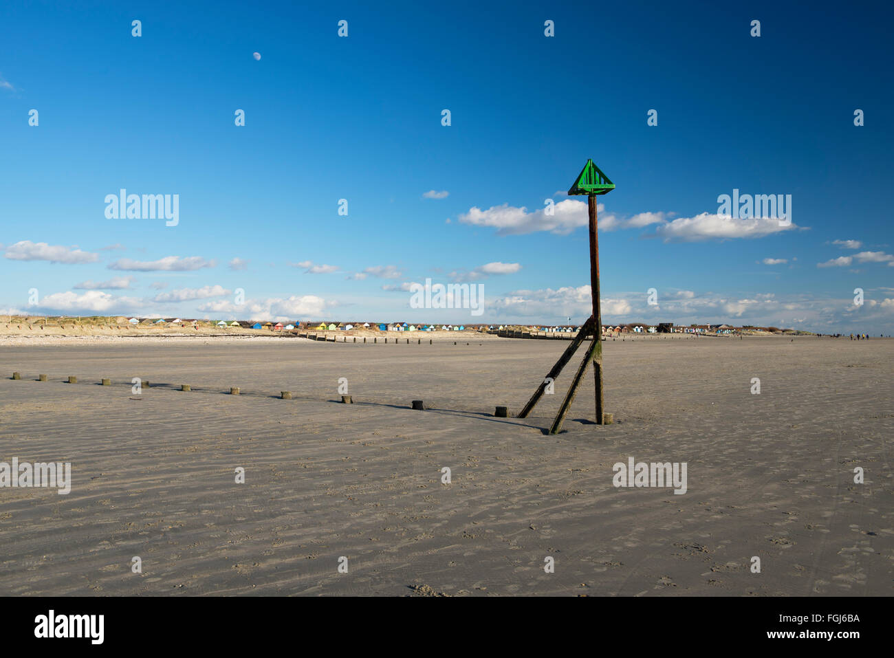 Il quasi deserta spiaggia a West Wittering a bassa marea su un pomeriggio invernale Foto Stock