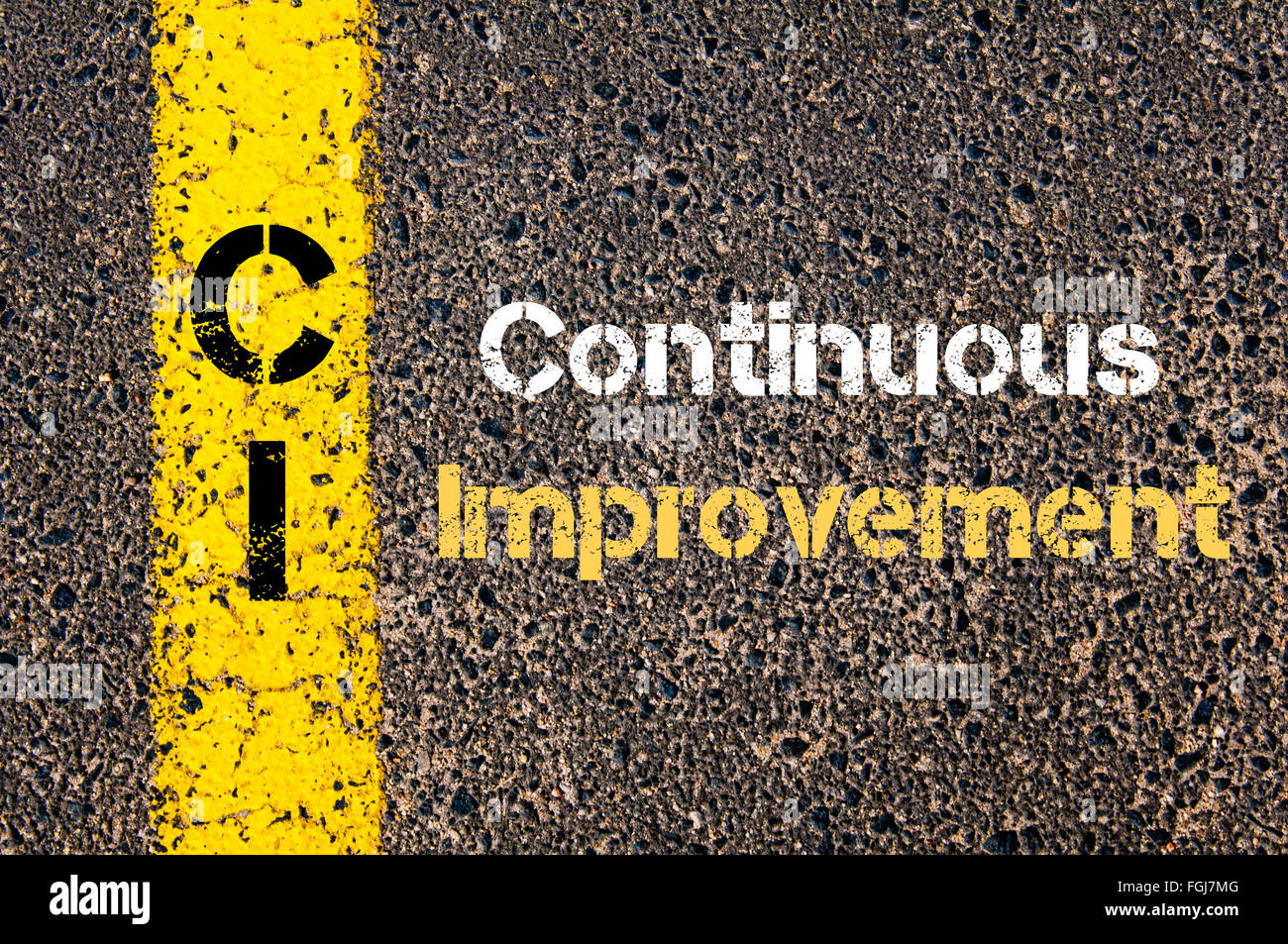 Concetto di immagine del Business CI Acronimo di continuo miglioramento scritto oltre la segnaletica stradale vernice gialla linea Foto Stock