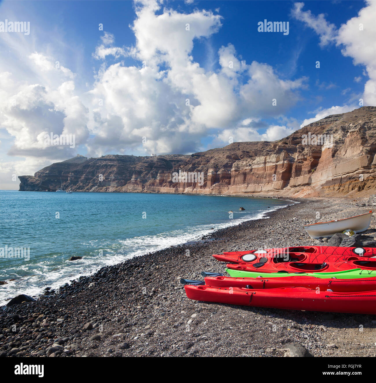 Santorini - Le Canoe sulla spiaggia nera nella parte sud dell'isola. Foto Stock