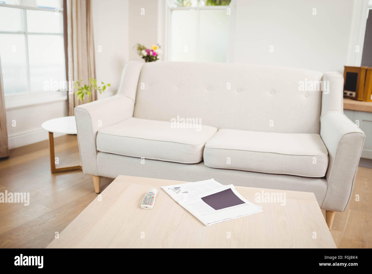 Svuotare soggiorno con divano e tavolo Foto Stock