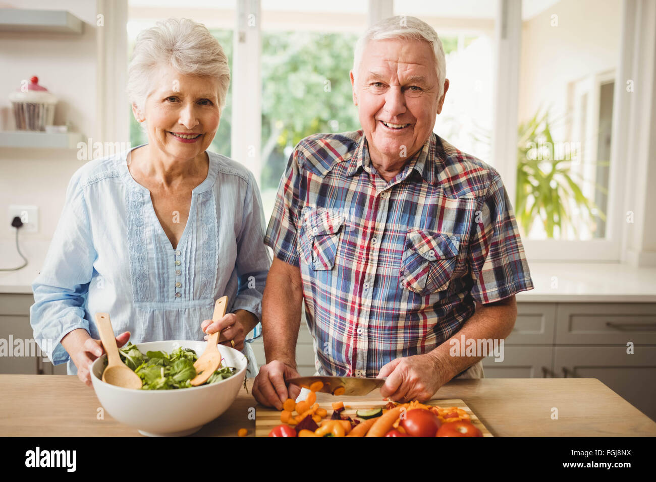 Coppia senior insalata di preparazione Foto Stock