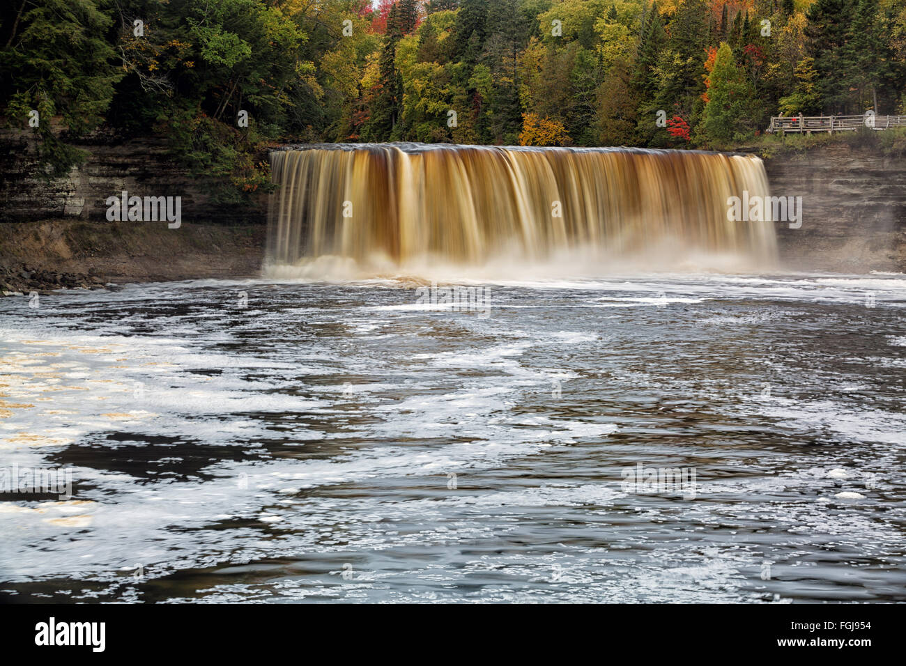 Tahquemenon Falls è una popolare meta di viaggio nella Penisola Superiore del Michigan. Foto Stock