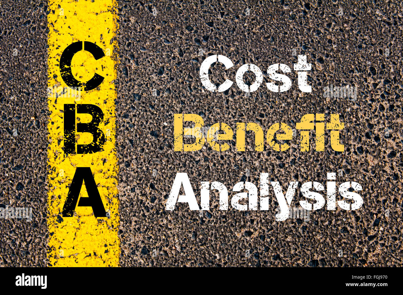 Concetto di immagine del Business acronimo CBA analisi costi-benefici ha scritto sopra la segnaletica stradale vernice gialla linea Foto Stock