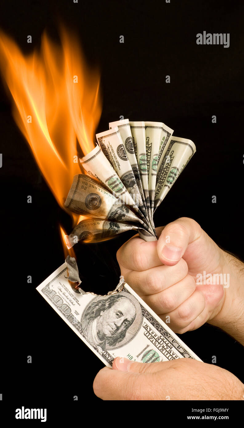 Denaro che viene bruciato Foto Stock