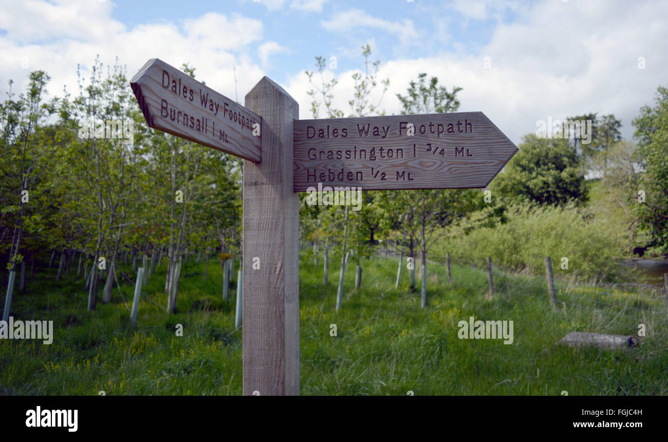 Cartello in legno sul modo Dales sentiero mostra Burnsall, Grassington e Hebden Foto Stock